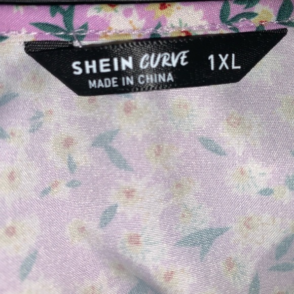 Curve Plus V Neck Button Detail Ditsy Floral Top - Picture 4 of 4